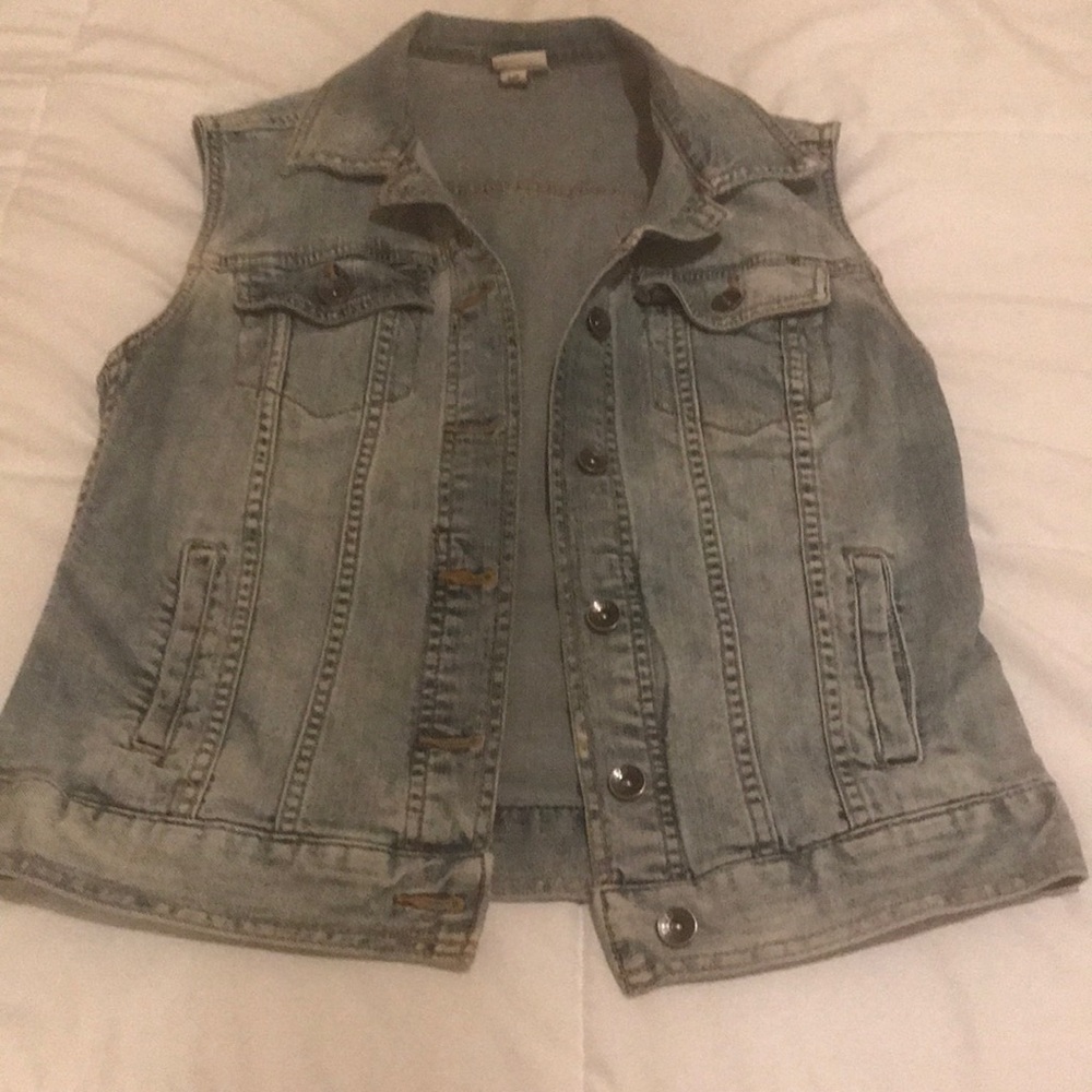 Cut sleeves denim